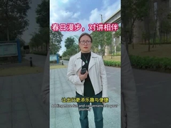 Spacer wiosną, w towarzystwie walkie-talkie