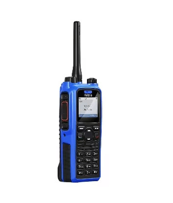 Wodoszczelny dwukierunkowy radiowiec PD795EX zgodnie z normami FM i normami IEC z oceną IP67 ochrony przed pyłem i wodą.